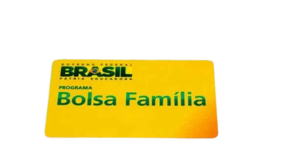 Com o Cartão Bolsa Família ou Cartão Cidadão